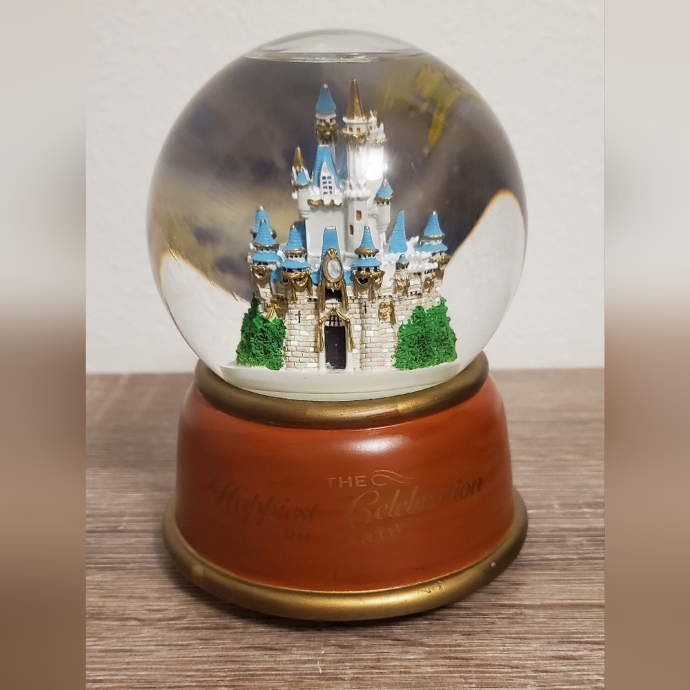 Vintage Walt Disney World Cinderella Castle Snow Globe